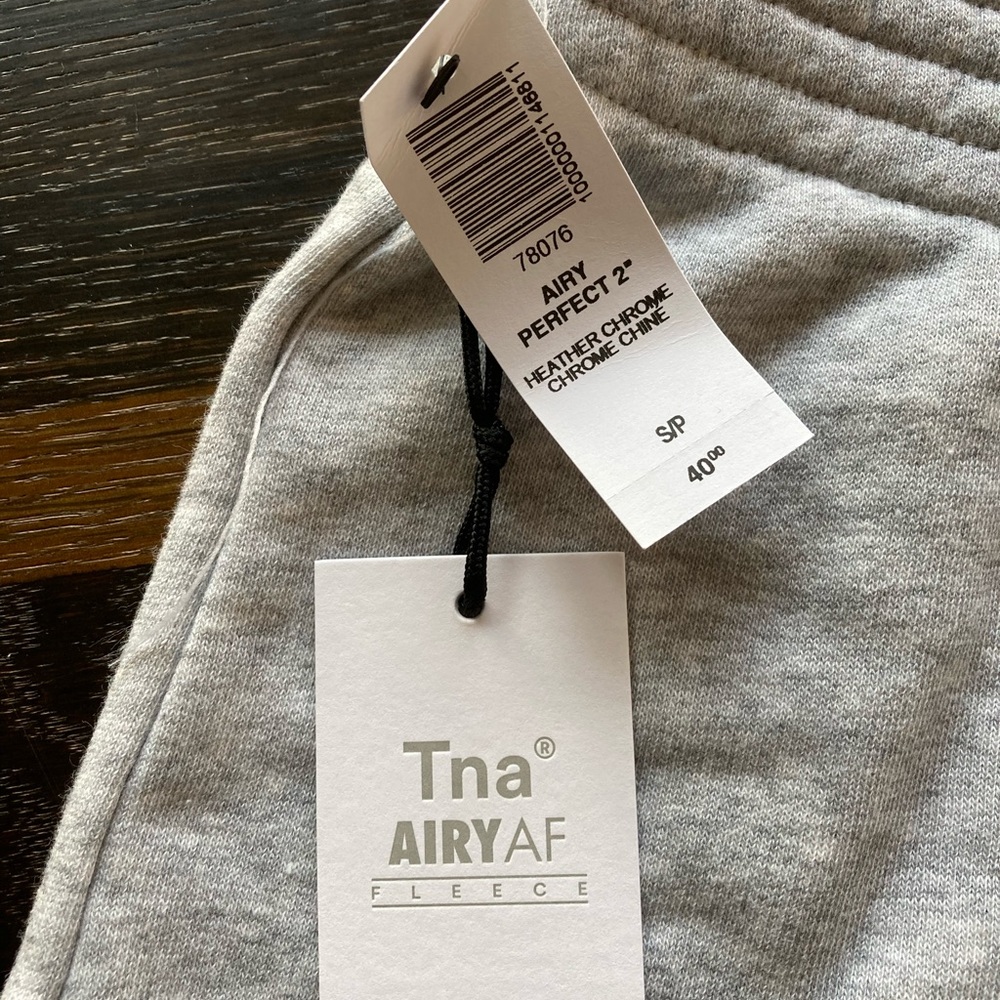 TNA airy sweatshort 2” size small
